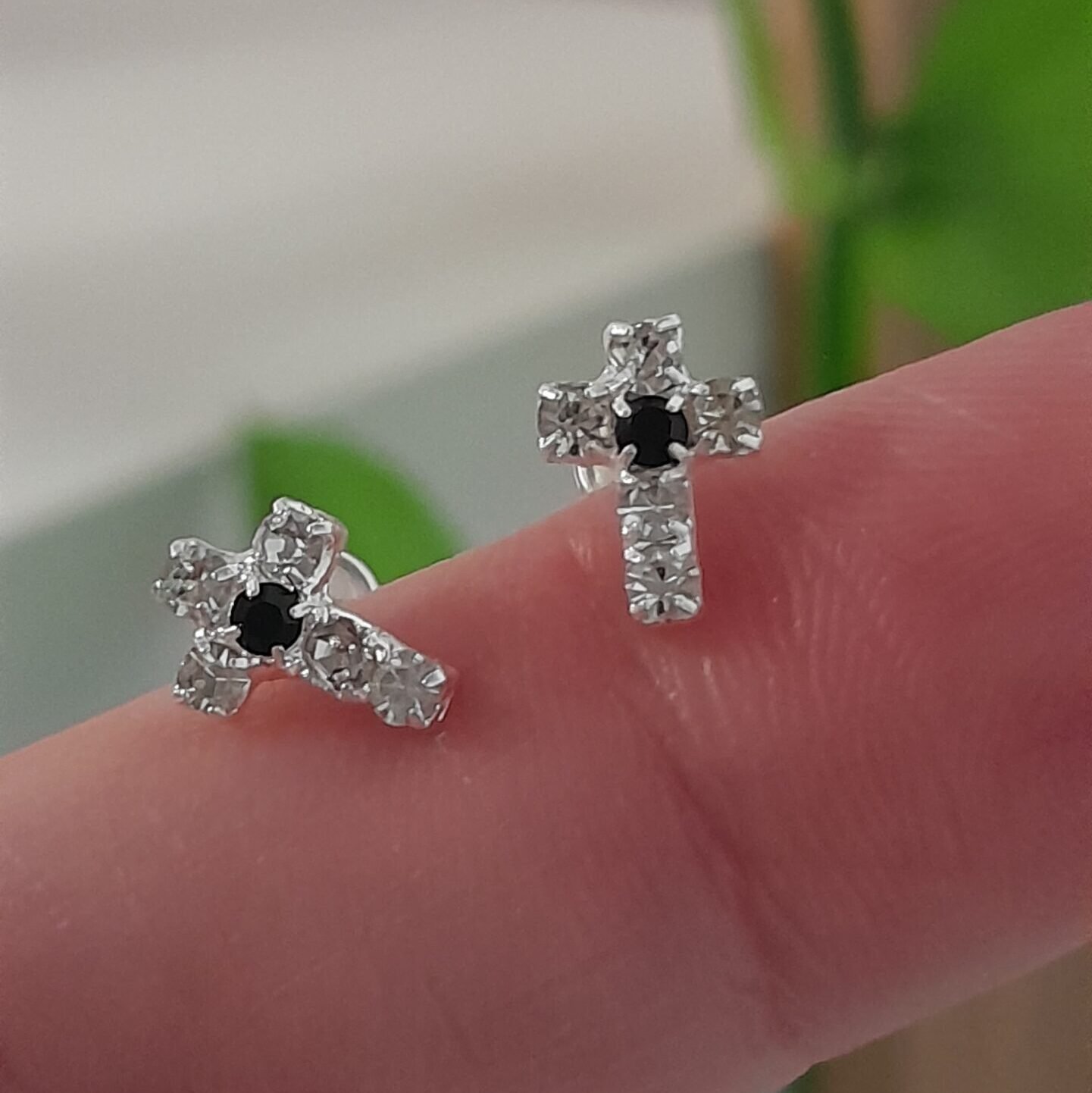 Aros Abridores brillo mini cruz cristal con negro – Plata 925