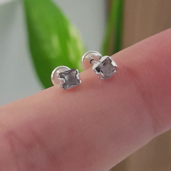 Aros Abridores brillo mini cuadrado cristal gris – Plata 925