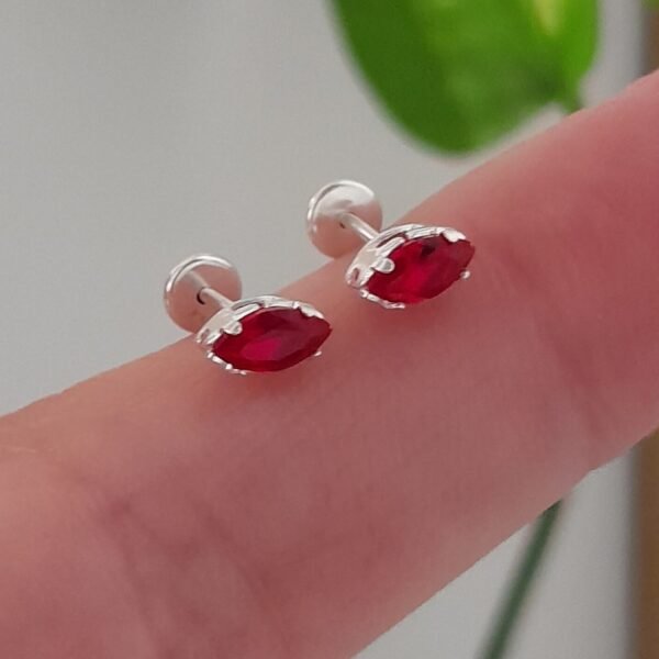 Aros Abridores brillo mini oval cristal rojo – Plata 925