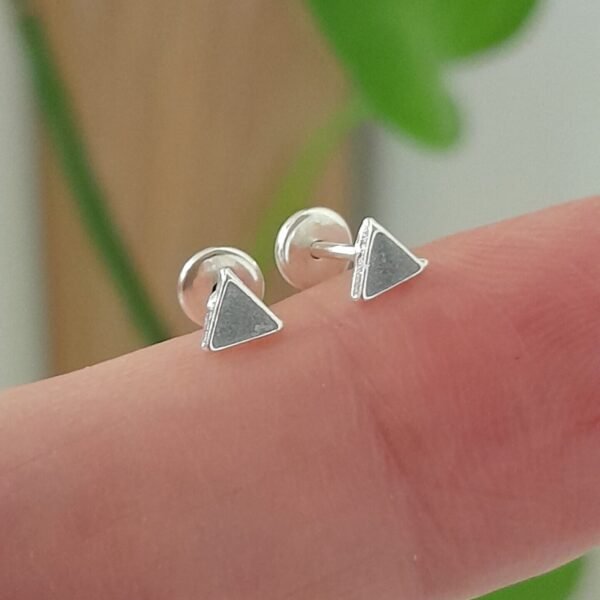 Aros Abridores Esmaltados Triángulos Gris - Plata 925