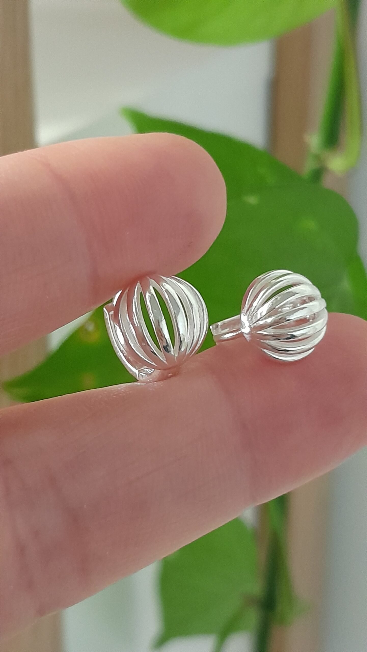 Aros Huggies mini esferas caladas - Laminados