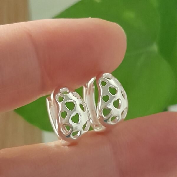 Aros Huggies mini corazoncitos acanalados - Laminados