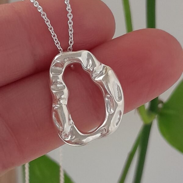 Conjunto cadena con dije abstracto - Laminados