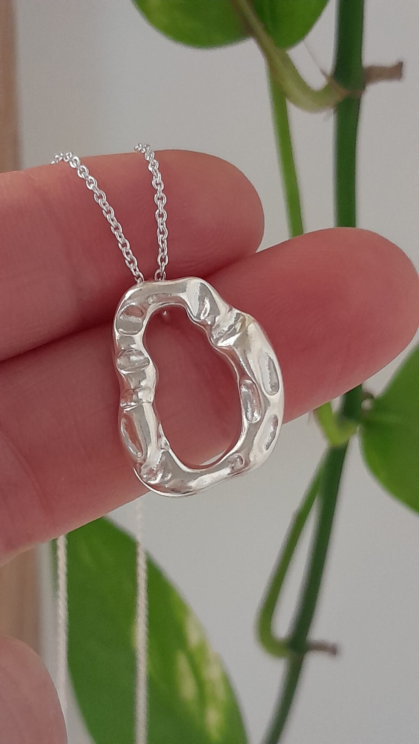 Conjunto cadena con dije abstracto - Laminados