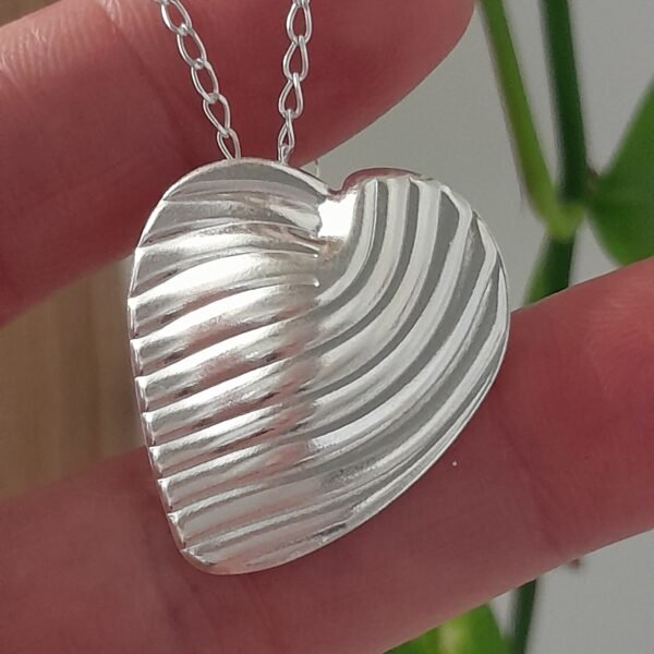 Conjunto cadena con dije corazón texturado - Laminados