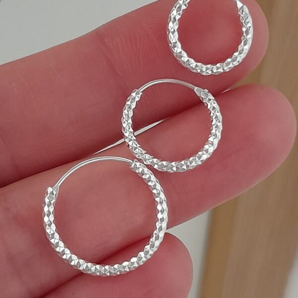 Aros huggies mini argollitas 3 tamaños textura diamantada - Laminados