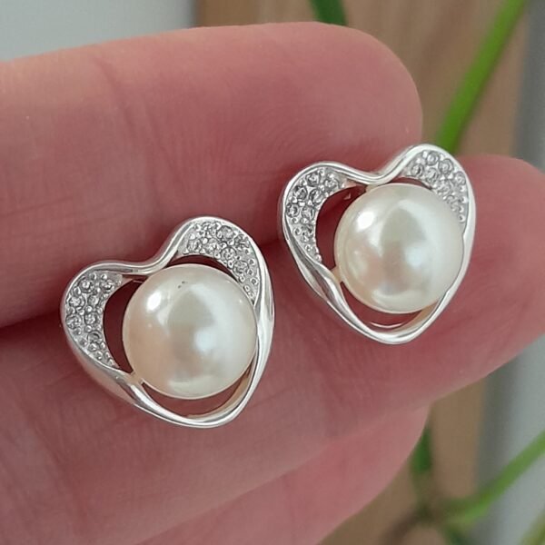 Aros pasantes corazón con centro de perlas – Laminados