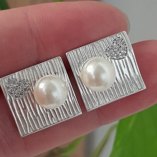 Aros pasantes cuadrado textura con centro de perlas – Laminados