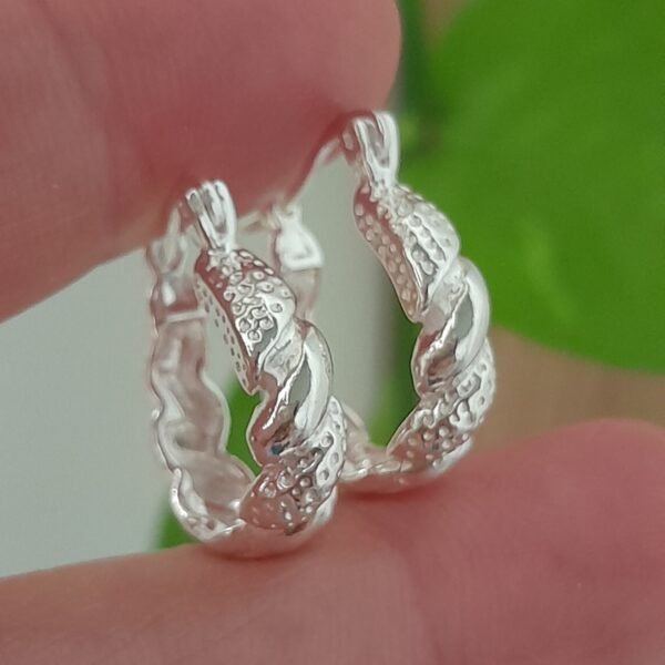 Aros huggies con textura y trenzado – Laminados