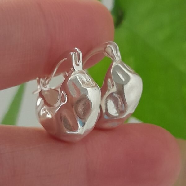 Aros huggies gruesos ondulados – Laminados