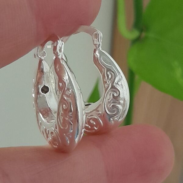 Aros huggies grabados barrocos – Laminados