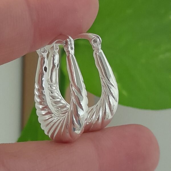 Aros huggies alargados con textura – Laminados