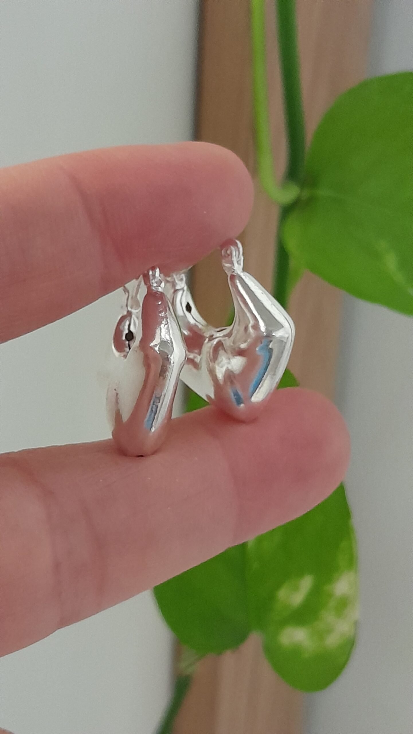 Aros huggies alargados en punta – Laminados - Image 2