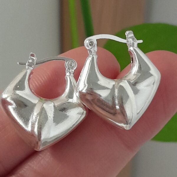 Aros huggies alargados en punta – Laminados