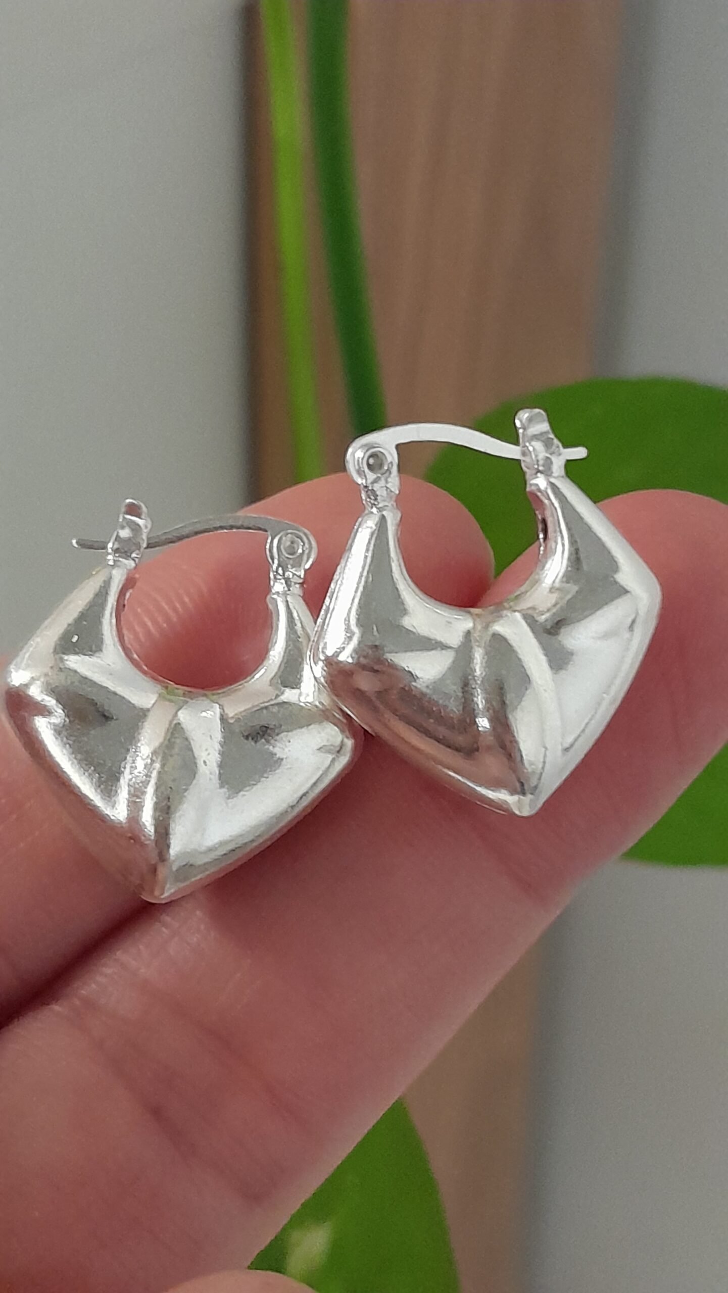 Aros huggies alargados en punta – Laminados