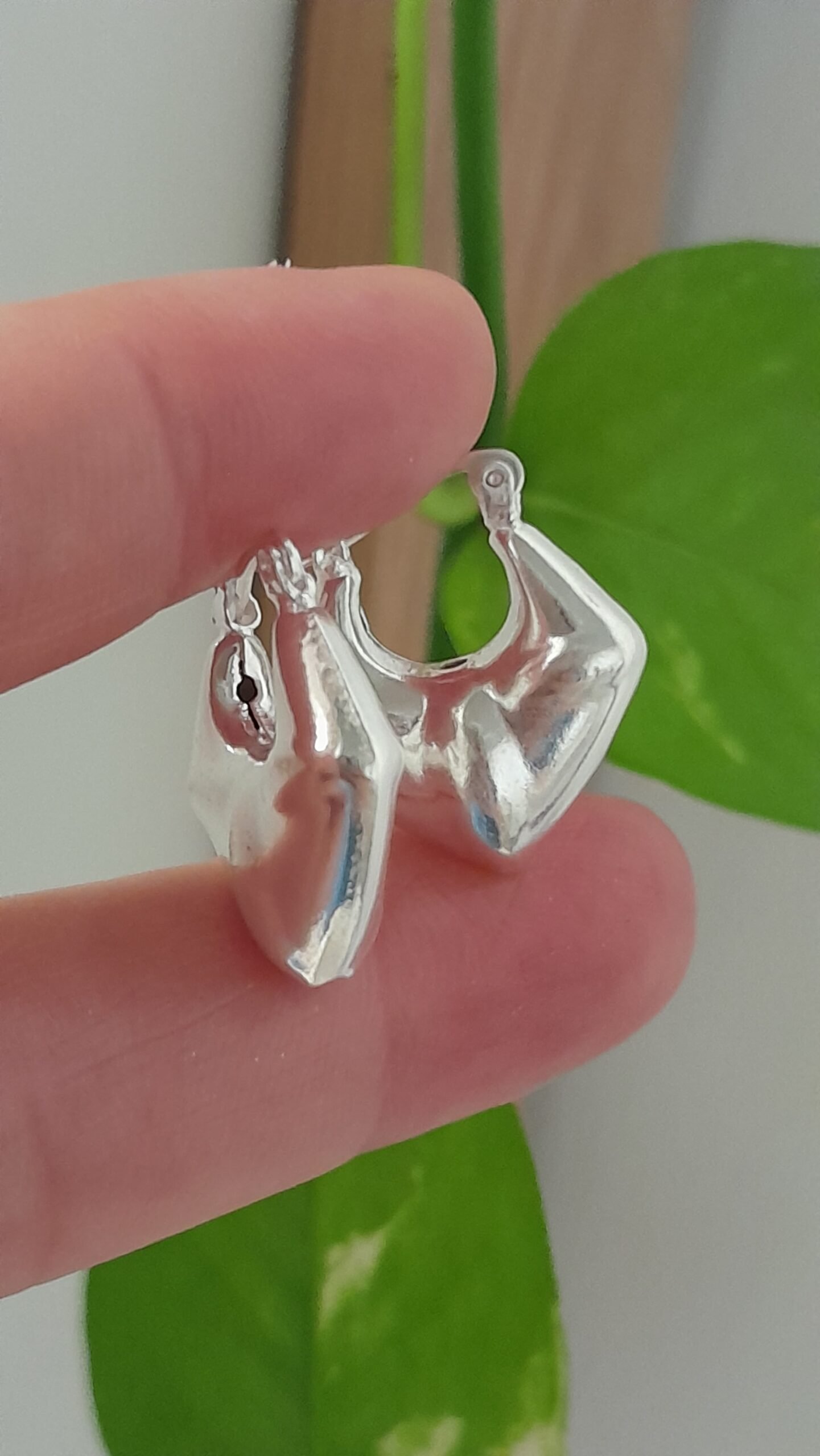 Aros huggies alargados en punta – Laminados - Image 3