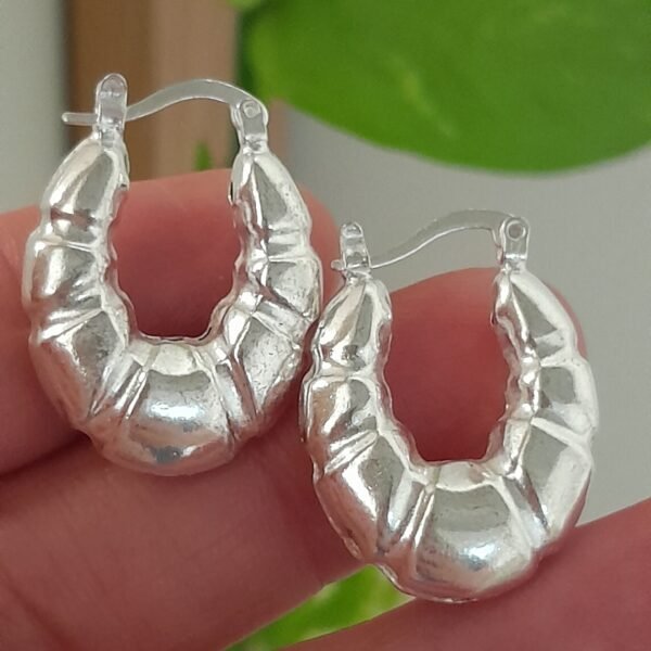 Aros huggies alargados acanalados – Laminados