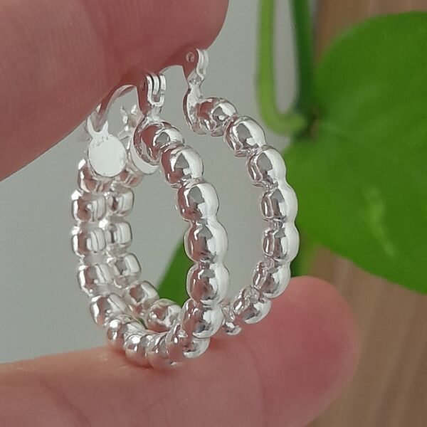 Aros huggies mini bolitas encadenadas – Laminados