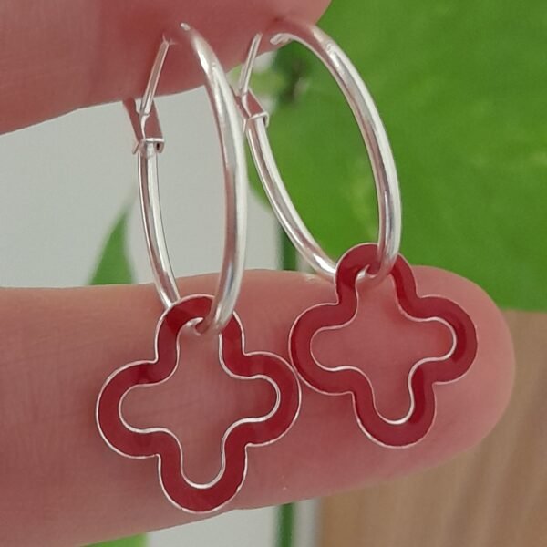 Aros huggies trébol esmaltados rojo – Laminados