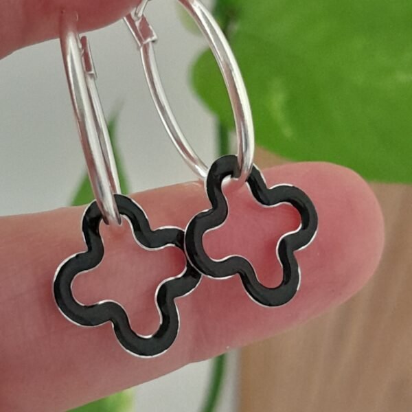 Aros huggies trébol esmaltados negro – Laminados