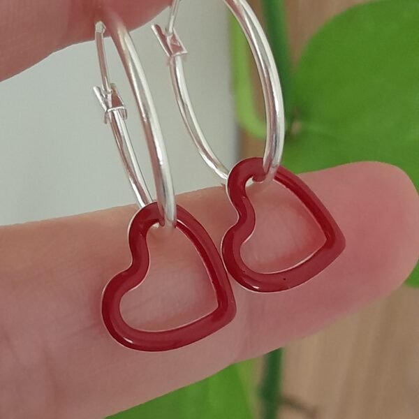 Aros huggies corazón esmaltado rojo – Laminados