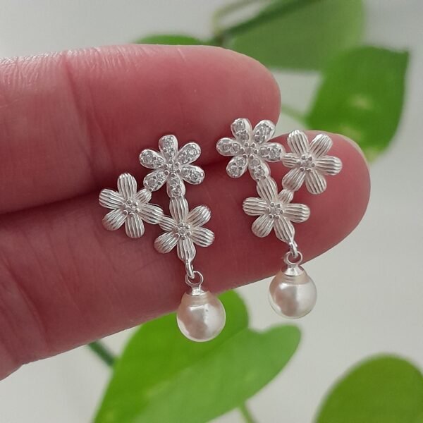 Aros mini flores con perla – Laminados