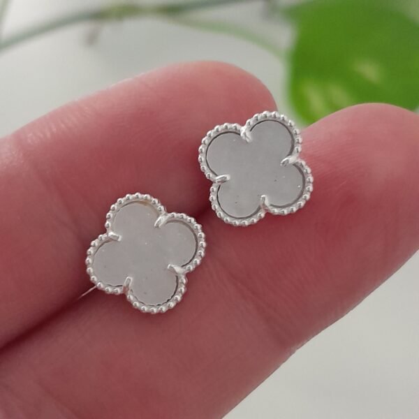 Aros mini trebol blanco – Laminados
