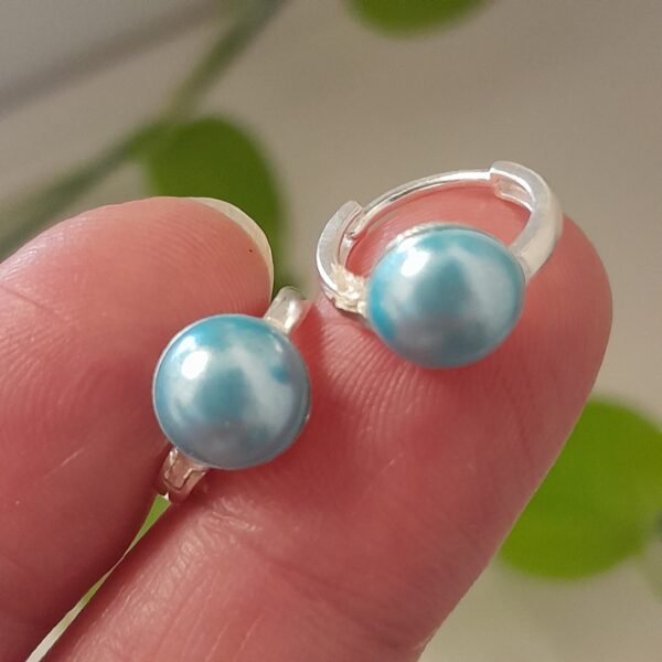 Aros huggies celeste perlados - Joyas laminadas
