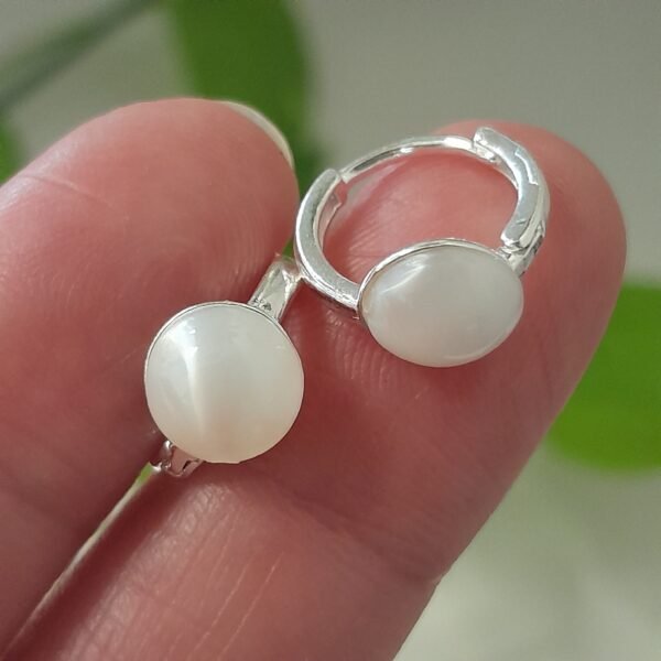 Aros huggies blanco perlados - Joyas laminadas