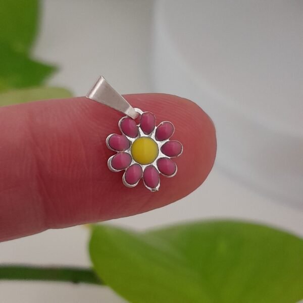 Dije margarita esmaltada fucsia - Laminados