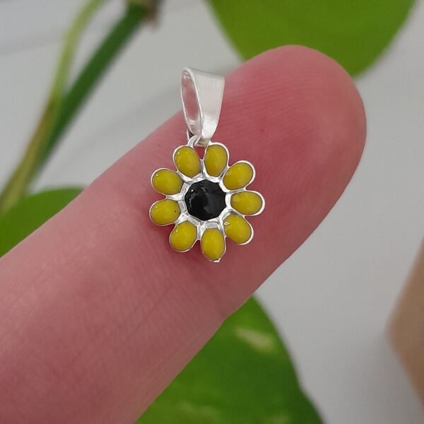 Dije margarita esmaltada fucsia - Laminados