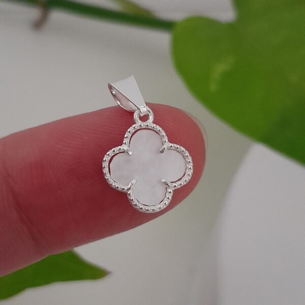 Dije mini trébol esmaltado blanco - Laminados