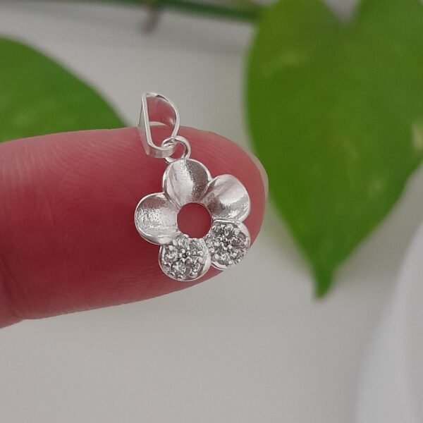 Dije mini flor con brillo - Laminados