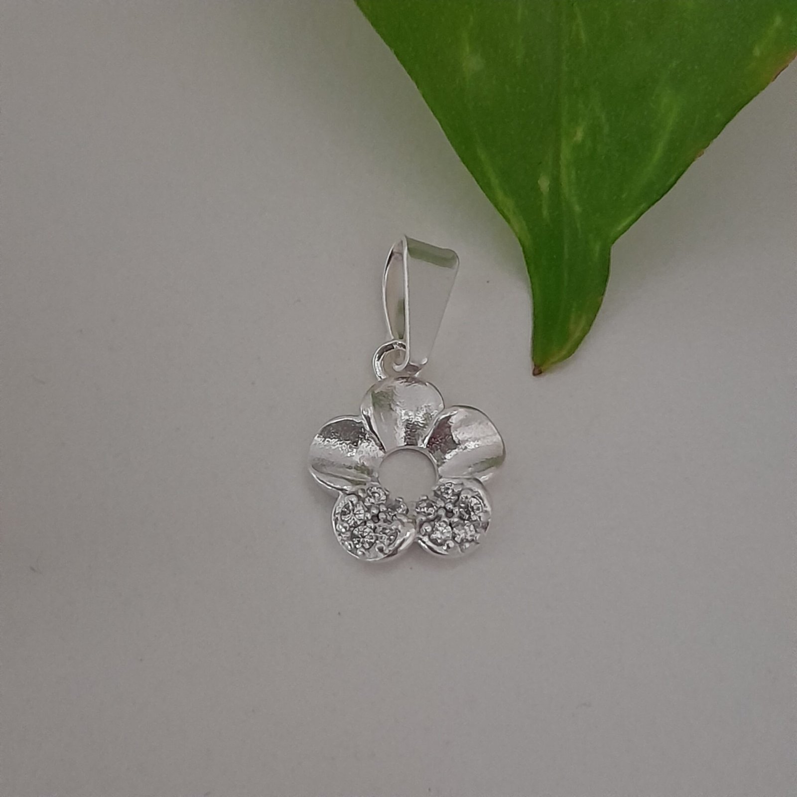 Dije mini flor con brillo - Laminados - Image 2