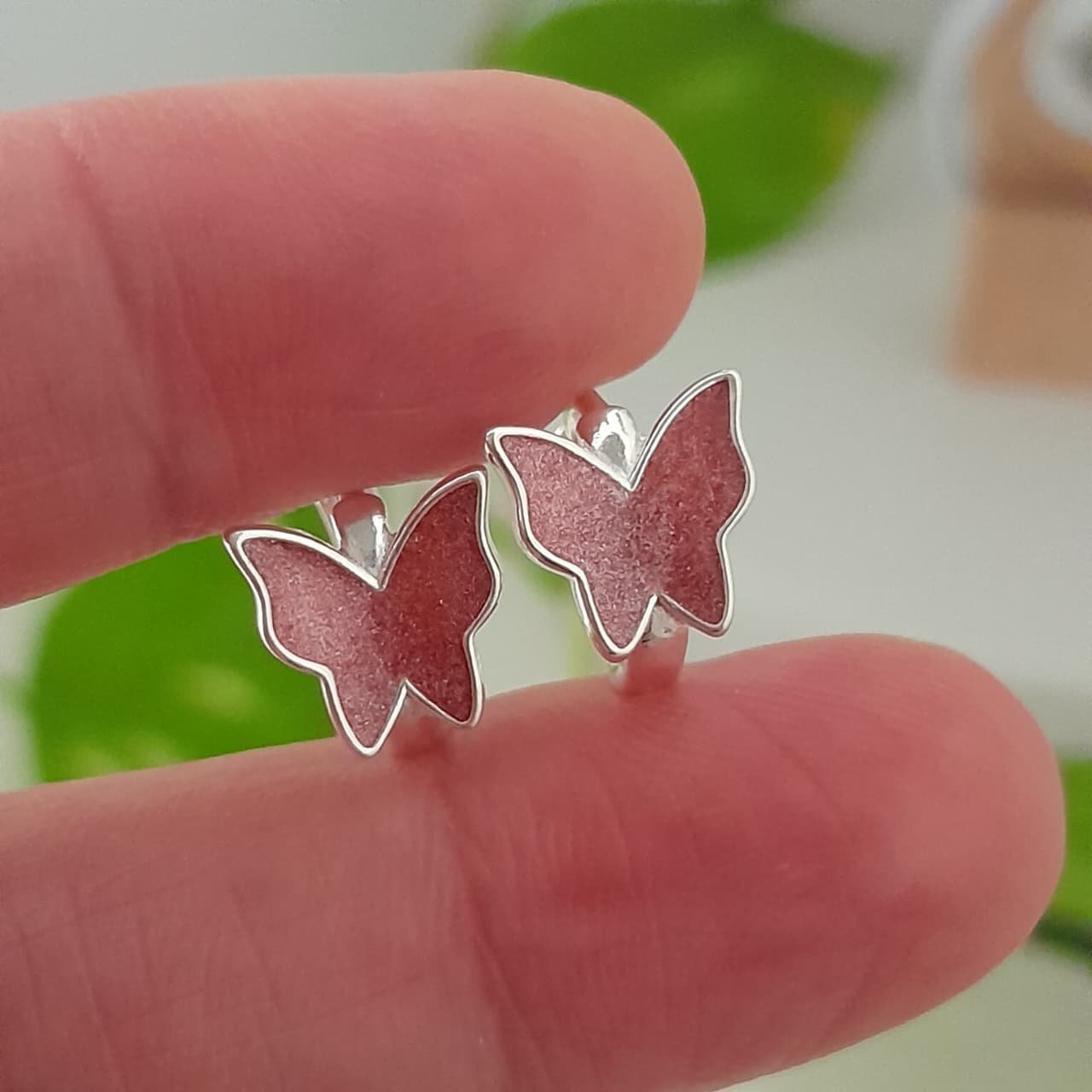 Aros argollas esmaltadas mariposa rosa – Laminados