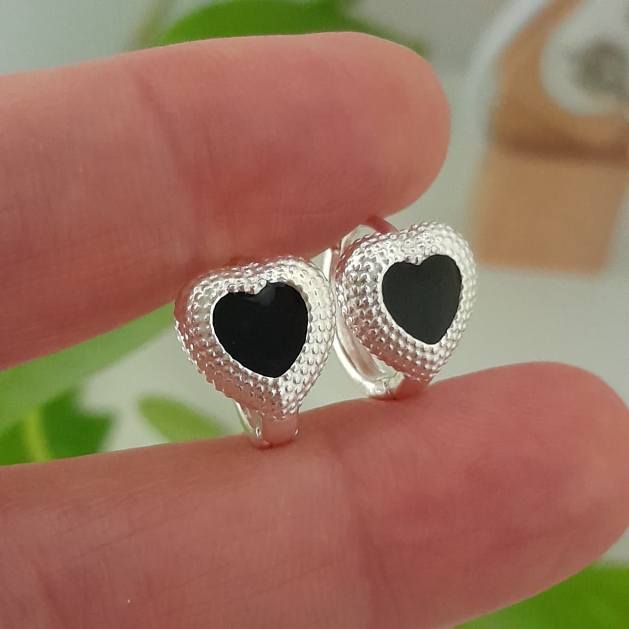 Aros argollas esmaltadas negro con borde texturados – Laminados