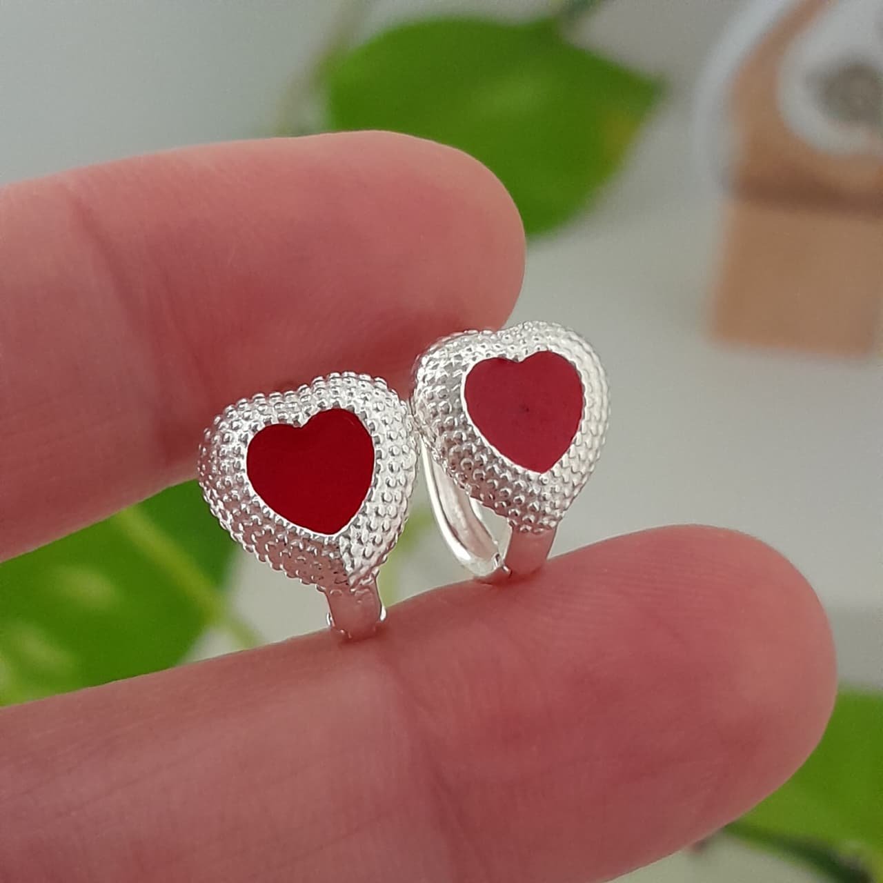 Aros argollas esmaltadas rojo con borde texturado – Laminados