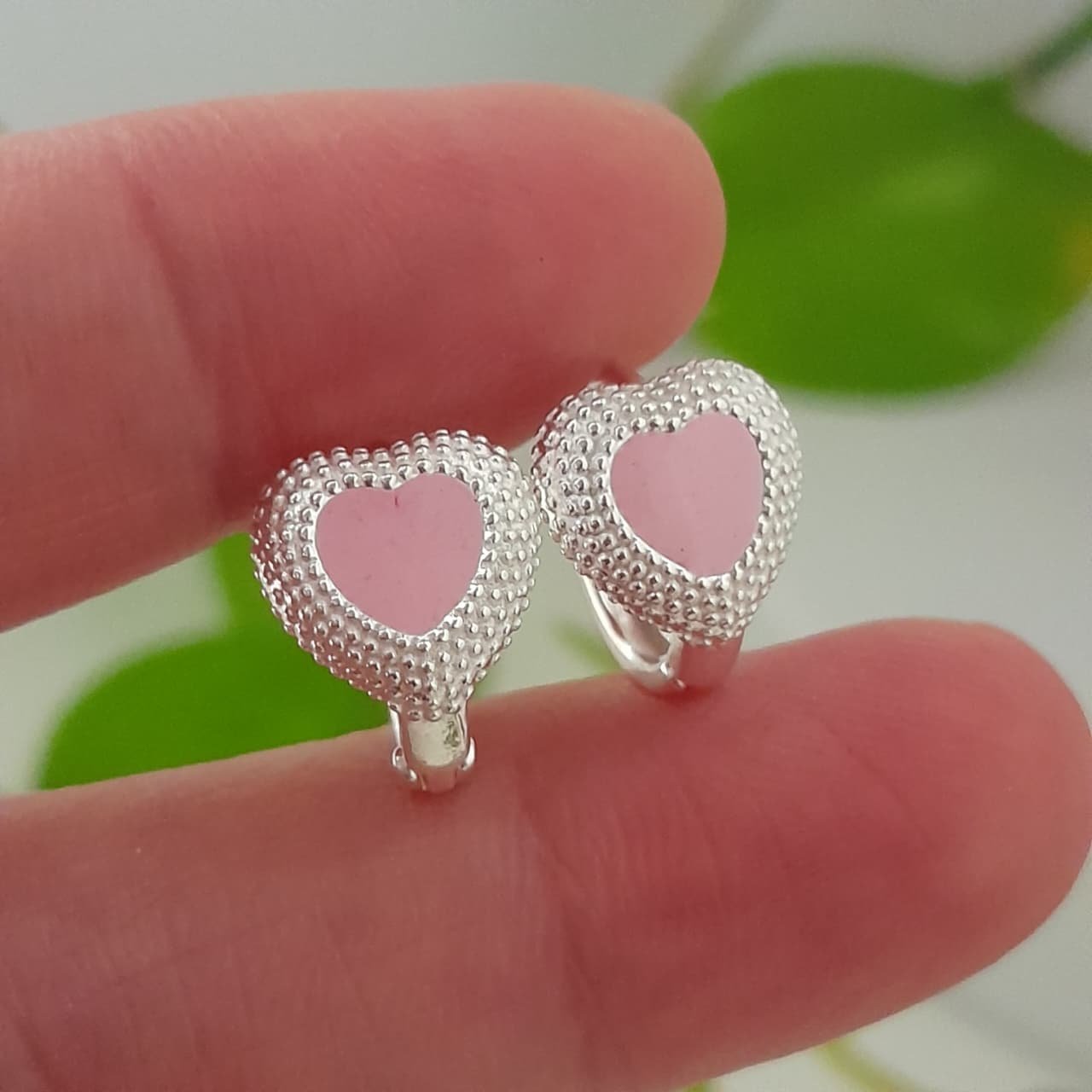 Aros argollas esmaltadas rosa con borde texturado – Laminados