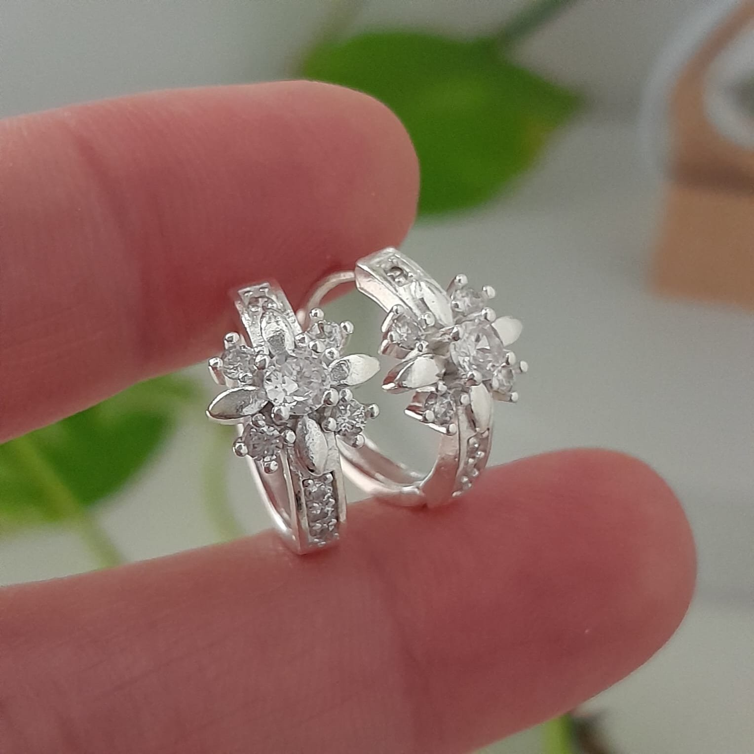 Aros huggies con brillo en forma de flor pétalos - Laminados