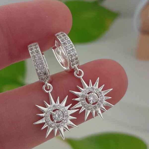 Aros huggies con brillo estrella en punta – Laminados