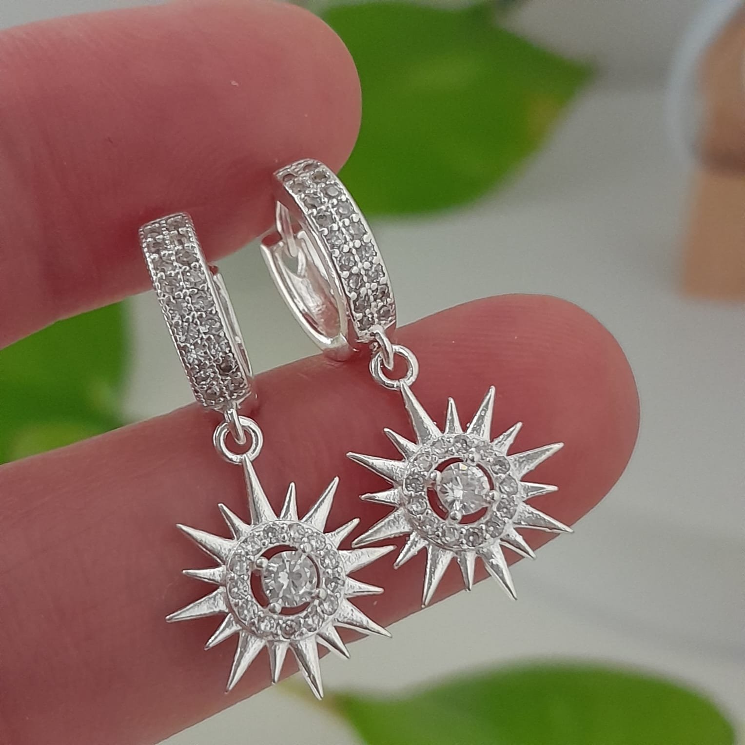 Aros huggies con brillo estrella en punta – Laminados