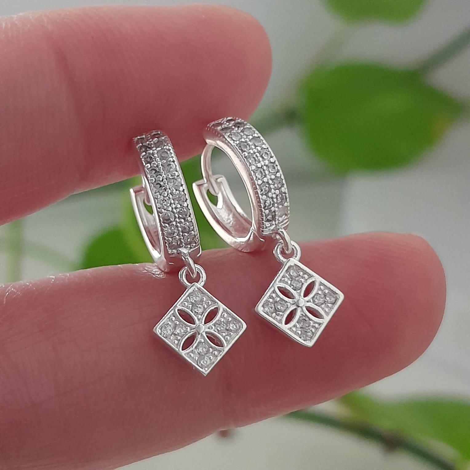 Aros huggies con brillo cuadrada con trébol calado – Laminados