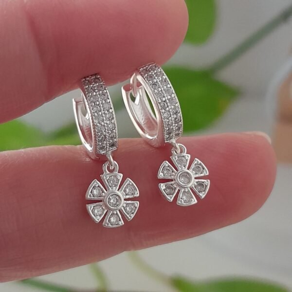 Aros huggies con brillo diseño flor geométrica – Laminados