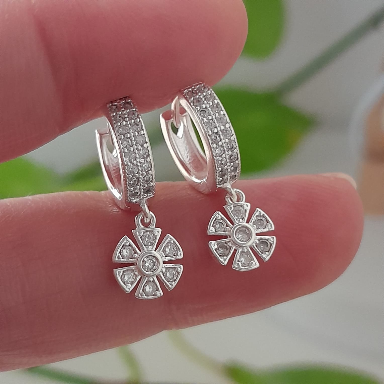 Aros huggies con brillo diseño flor geométrica – Laminados