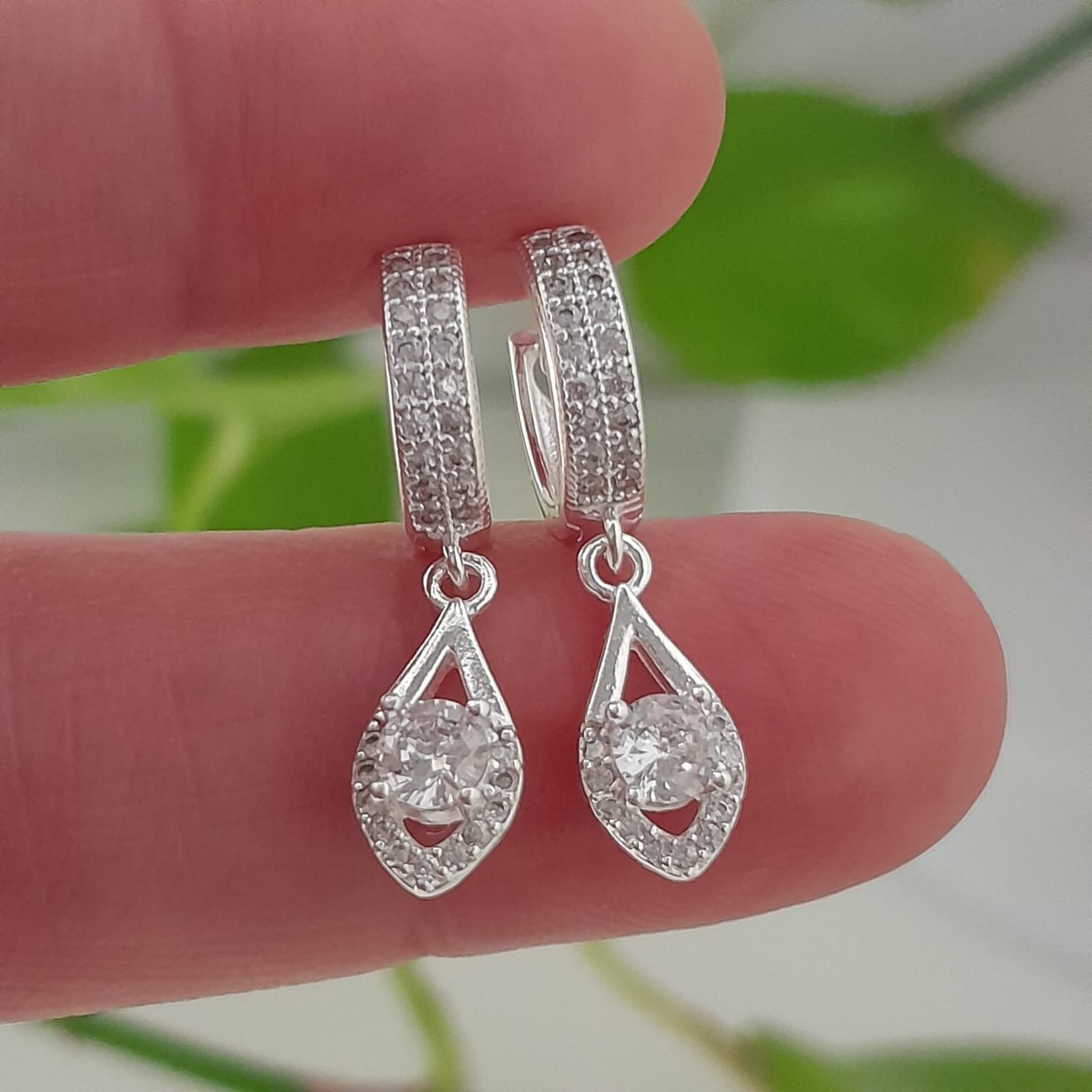 Aros huggies con brillo diseño gota cristal – Laminados