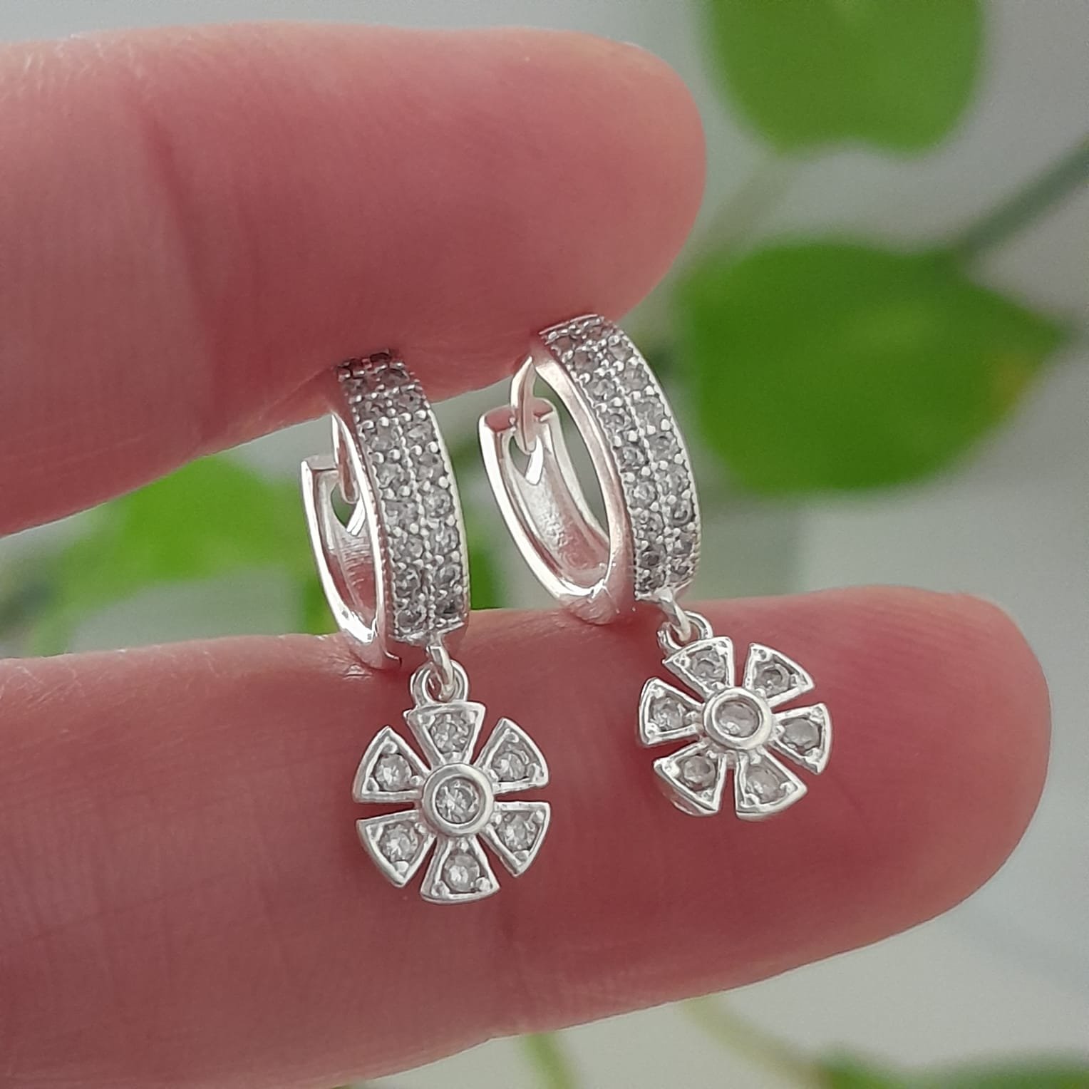 Aros huggies con brillo diseño flor geométrica – Laminados - Image 2