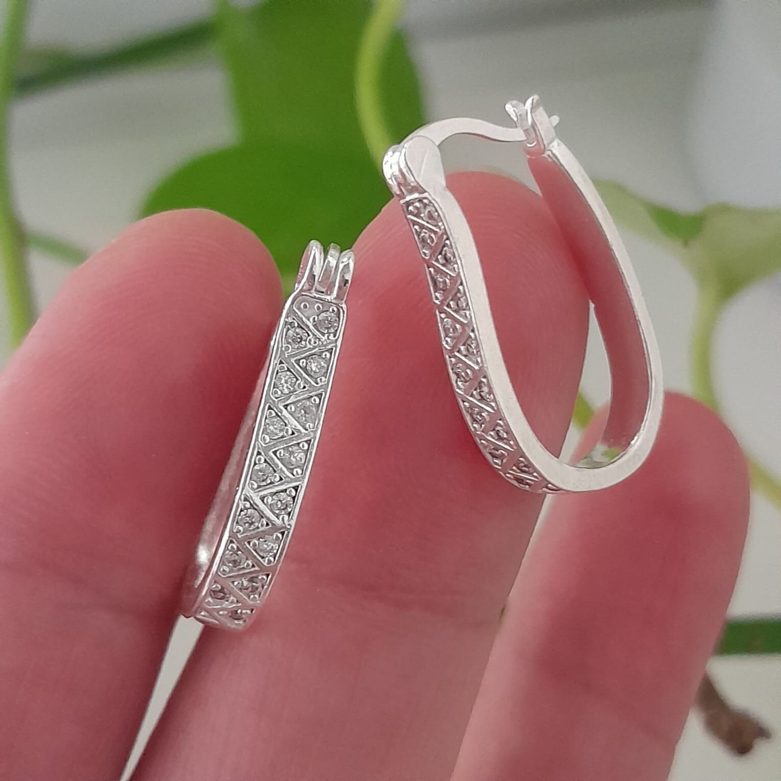 Aros huggies con brillo oval diseño cristal – Laminados