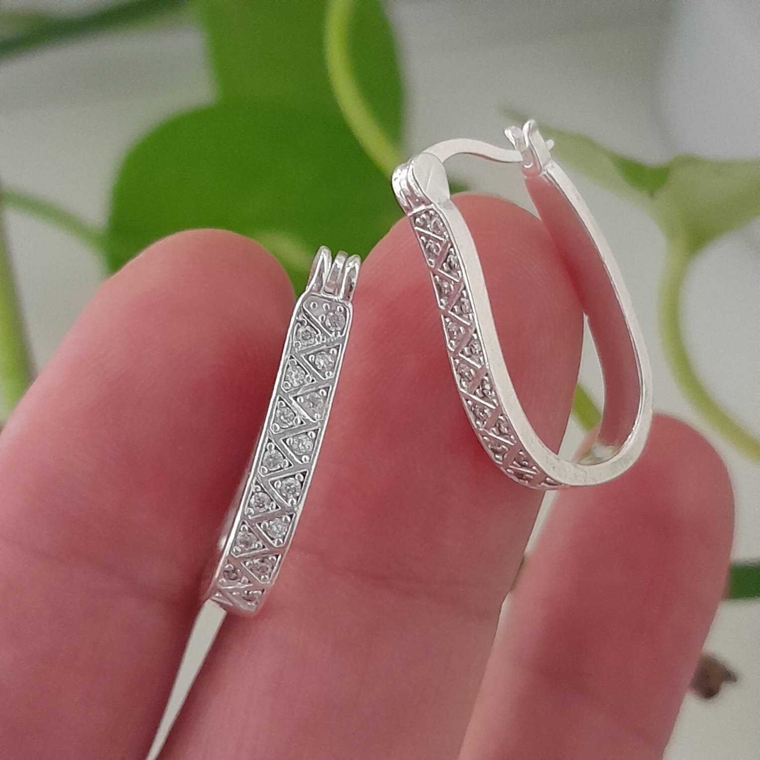 Aros huggies con brillo oval diseño cristal – Laminados - Image 2