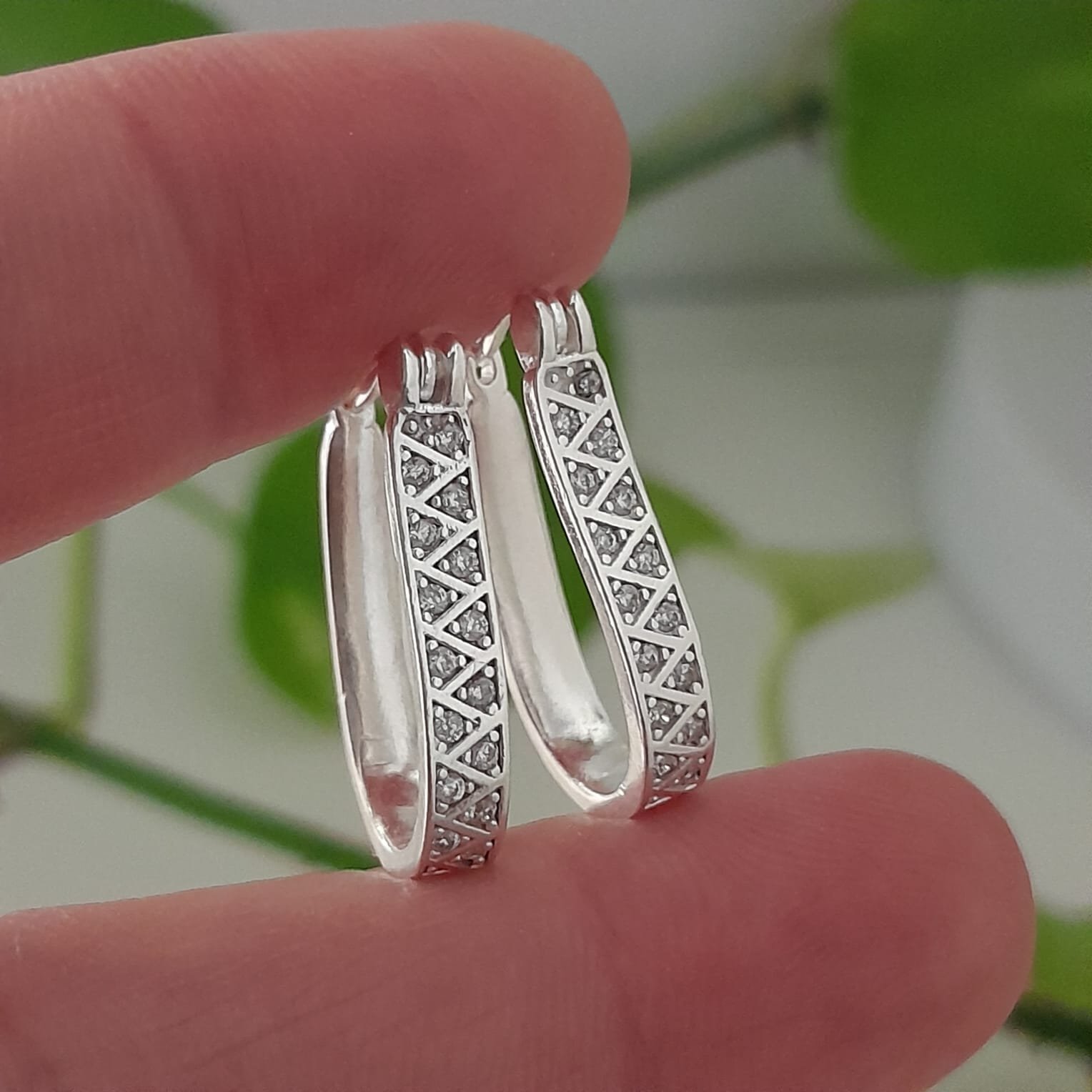 Aros huggies con brillo oval diseño cristal – Laminados - Image 3