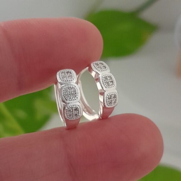 Aros huggies con brillo con tres secciones cuadrado – Laminados